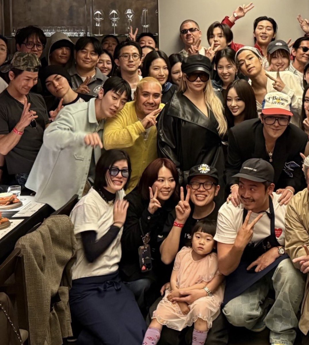 Hyungsik, Gyuyoung and Seojoon at Verdy’s Solo Exhibition <I Believe In Me> dinner party ✨❤️ It’s lovely seeing them hanging out together… I feel their chemistry is going to be amazing! 🔥

cr. Verdy  (IG)
#parkhyungsik #박형식 #パクヒョンシク #parkgyuyoung #parkseojoon #verdy