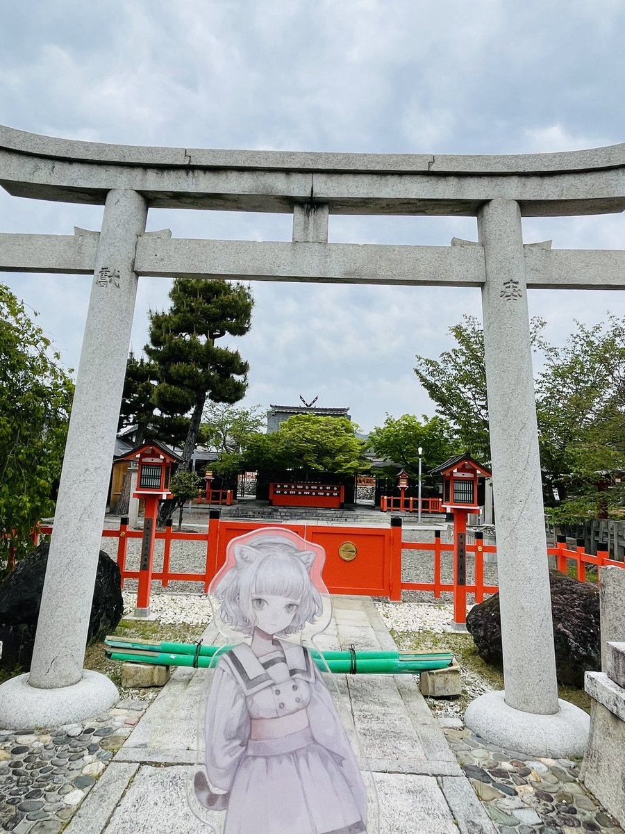asahi_hikaru33's tweet photo. #チノ学園日誌 
チノ先生！車折神社に行ってきました⛩️
2025年は推しmamori効果でVALISのイベント大体参加出来たので、今年も貰ってお願いしときました🤍
祈念神石のおまもりでお願いすると願いが叶うみたいなので、VALISメンバーの大活躍をお願いしときました🎪 https://t.co/jeu4zFovQr