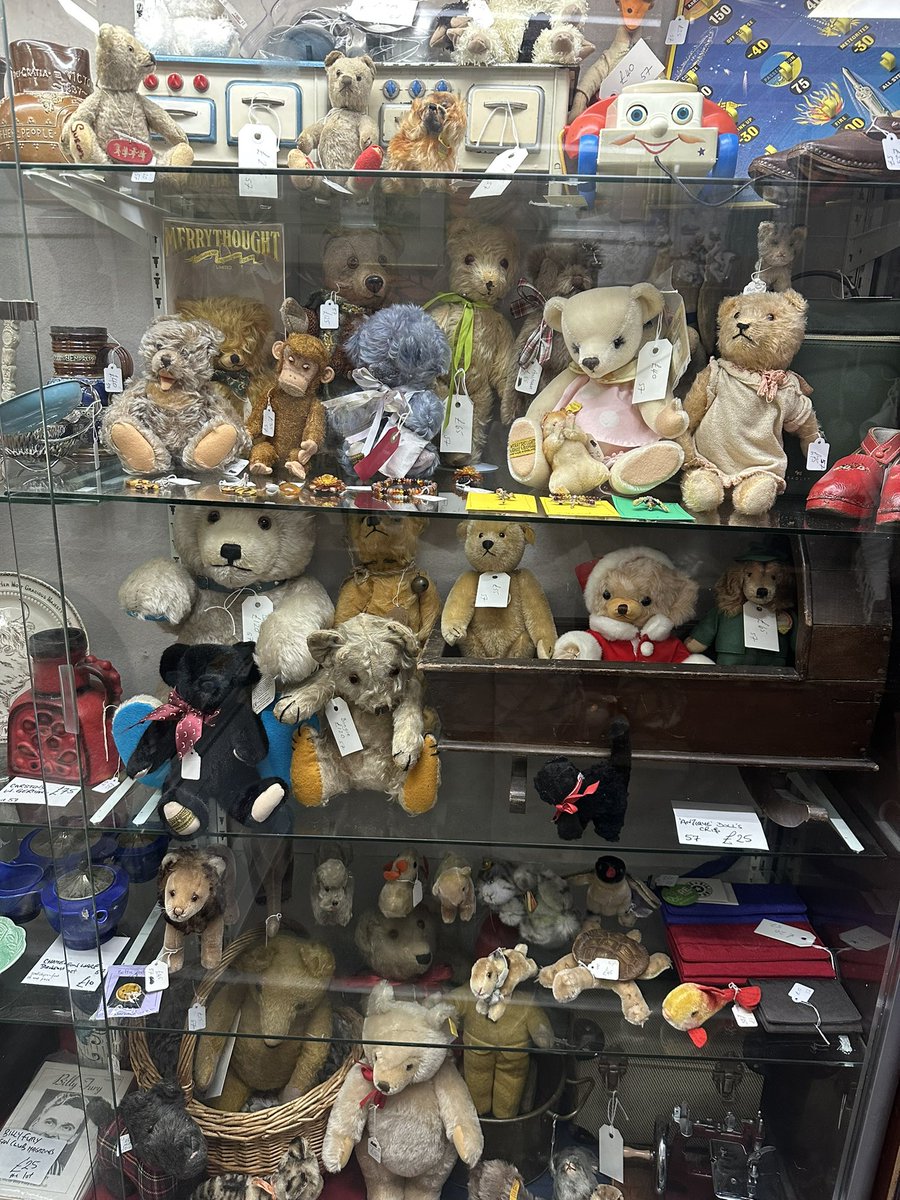 astraantiques's tweet image. Welcome to new dealer unit 57 with a fantastic selection toys and vintage bears. #astraantiquescentre #hemswell #lincolnshire #vintagebears #vintagesoftyoys