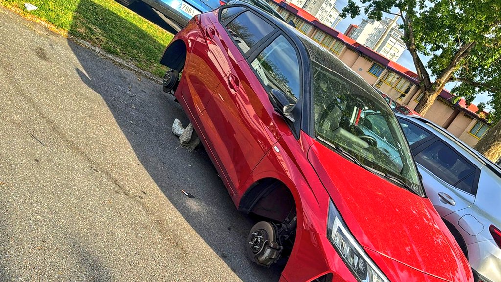 EloyTP's tweet image. #Coruña - Así apareció esta mañana uno de los coches aparcados 🅿️ en la plaza de Agustín Díaz.

🪨🛞🥷