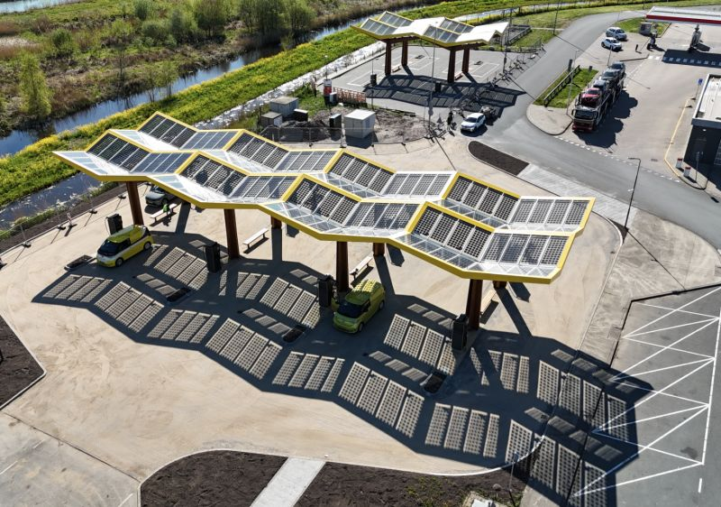 electricfelix's tweet photo. This is how Fastned is still going strong fifteen years in

Honswijck was #104 back when it opened in 2019 (it's in the top of this photo, the old station)

It opened without solar panels, and was still an ABB exclusive (this was before alpi became a thing!)
Up to 400kW
🔌8 > 16 https://t.co/Qku0wyQkS9