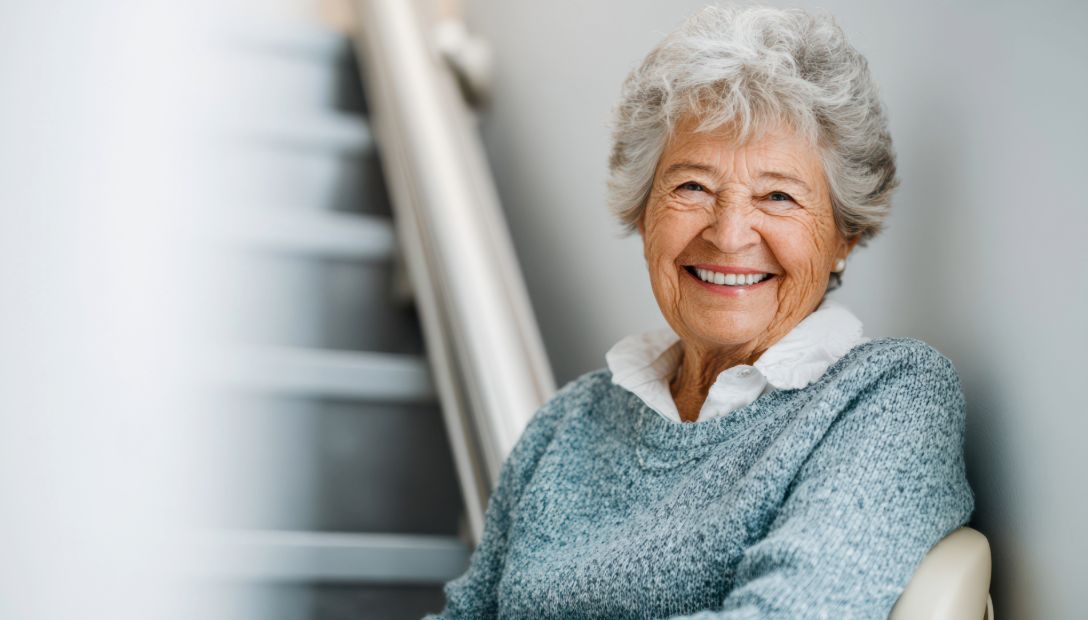 🛗 "Vivo en una comunidad en la que para acceder al #ascensor y subir a mi casa es necesario previamente subir un tramo de escaleras. Debido a mi avanzada edad, cada vez me resulta más difícil subir y bajo este tramo. ¿Puedo solicitar a la comunidad que instale un