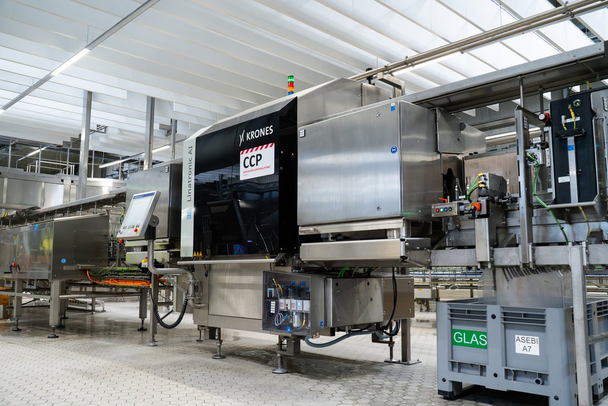 KronesAG's tweet photo. Hide and Seek? Not with us! 🙅‍♂️

Nothing can hide from the Linatronic. With its highly sensitive inspection modules it sees through each individual container – and only lets fault-free items pass through.👀 https://t.co/3cENeg4lK4