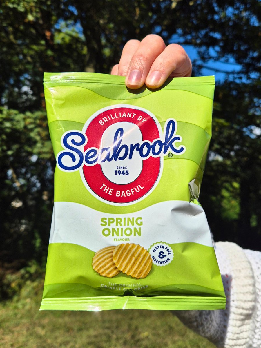 SeabrookCrisps's tweet photo. You thought they were all gone. And you were right - they WERE all gone.
But then @homebargains slid into our DMs and said: “Oi Seabrook, give us some more Spring Onion, they’re well nice.”
So they’re back… again! Go pick up the crisps with more comebacks than a 90s boy band. https://t.co/LJ1D5lBNPS