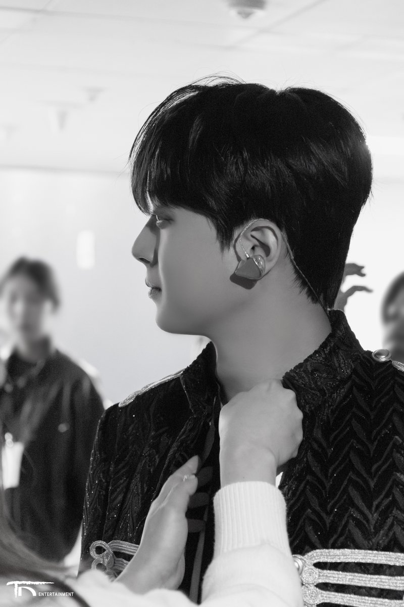 [🩷] 비하인드 포토가 도착했습니다

<찬가 : 찬란한 하루> 서울
그 비하인드 포토도 함께 찾아왔습니다!

대기실에서도 ˚₊*̥ 빛이 나는 ‧˚₊*̥
찬원의 모습이 궁금하시다면

👉공식 팬카페👈에서
더 많은 사진을 공개하니
모두 팬카페로 찾아와주세요🤗

#이찬원 #LeeChanWon
#찬가_찬란한하루
