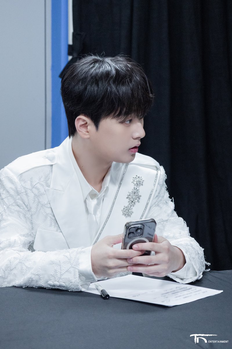 ChanWonOfficial's tweet photo. [🩷] 비하인드 포토가 도착했습니다

<찬가 : 찬란한 하루> 서울
그 비하인드 포토도 함께 찾아왔습니다!

대기실에서도 ˚₊*̥ 빛이 나는 ‧˚₊*̥
찬원의 모습이 궁금하시다면

👉공식 팬카페👈에서
더 많은 사진을 공개하니
모두 팬카페로 찾아와주세요🤗

#이찬원 #LeeChanWon
#찬가_찬란한하루 https://t.co/EXA4LEhZ1T