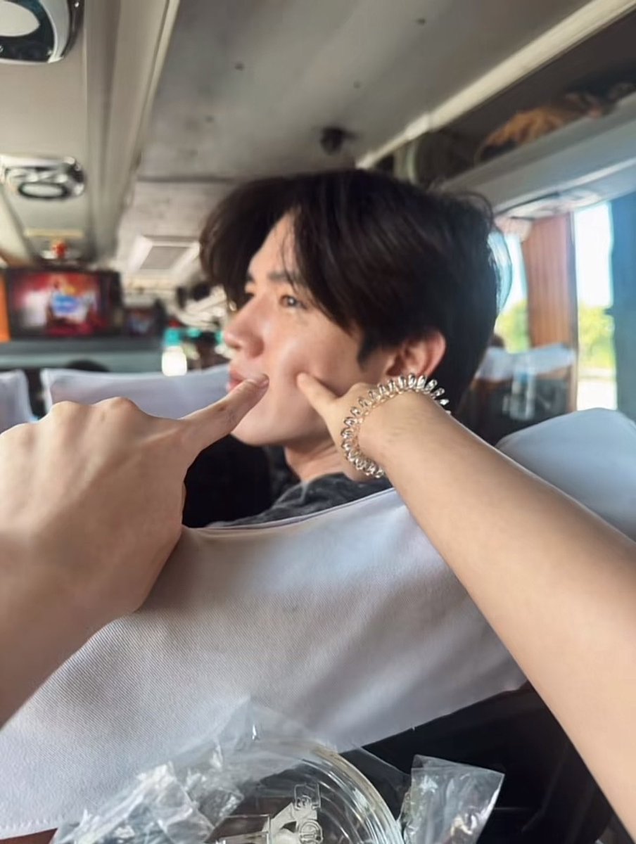 0408me_'s tweet image. ฉันตอนเห็นแก้มนิววี่ยุบไปบนหลังพี่เต 

#Newwiee