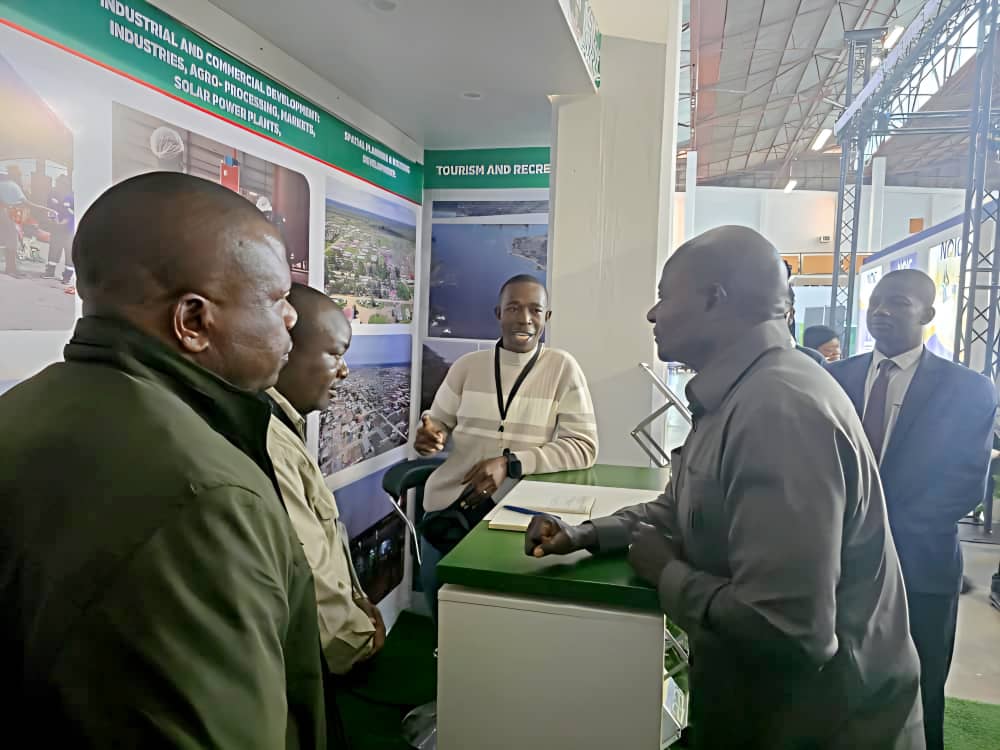 ManyameRural's tweet photo. Manayame RDC shining bright at ZITF ✨ Proud to showcase our work in community development and local innovation, and truly honoured by the visit from the Minister of Local Government and Public Works, Honourable Daniel Garwe. Together, we’re building stronger communities!💪 https://t.co/fpeFs3rsp7