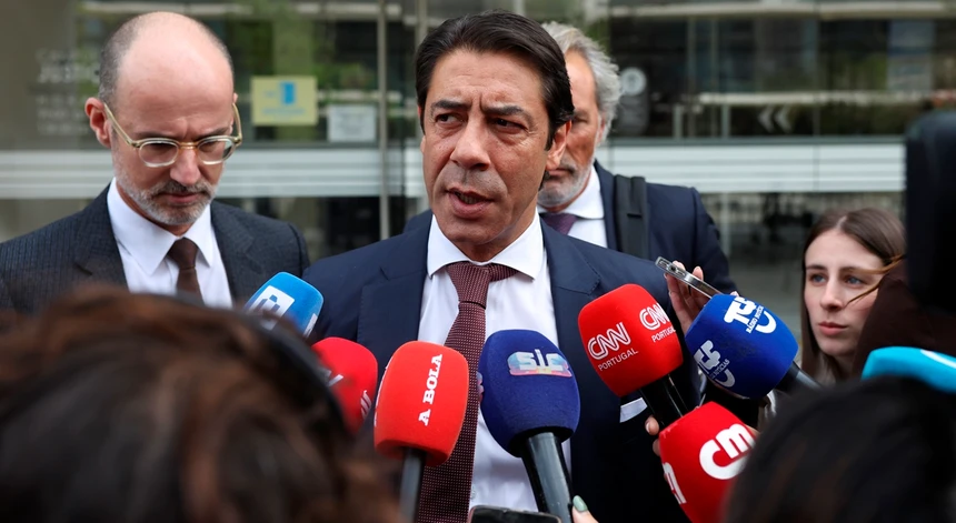 O Benfica saiu ilibado do chamado Processo Saco Azul. O Tribunal deu como provado a existência de facturas falsas mas o Ministério Público não fez a devida investigação para explicar o papel da segunda empresa envolvida no processo que terá criado o tal Saco Azul.

Naturalmente