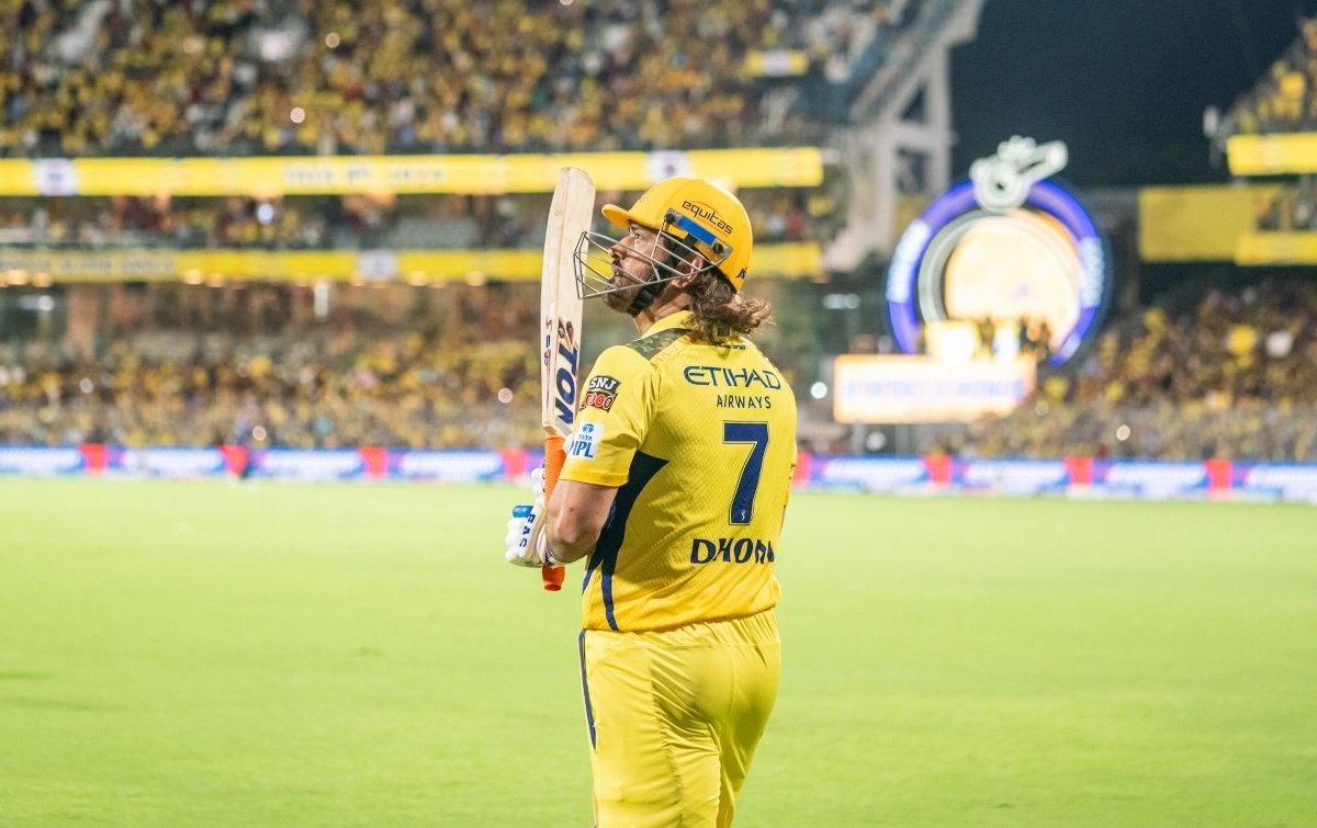 CricCrazyJohns's tweet photo. Jos Buttler said "Watching Dhoni walk through the airport - that scene in the Joker the buildings all exploding behind him and he is just sort of calmly walking away". [LoveofCricket] https://t.co/twH9hac5Qo