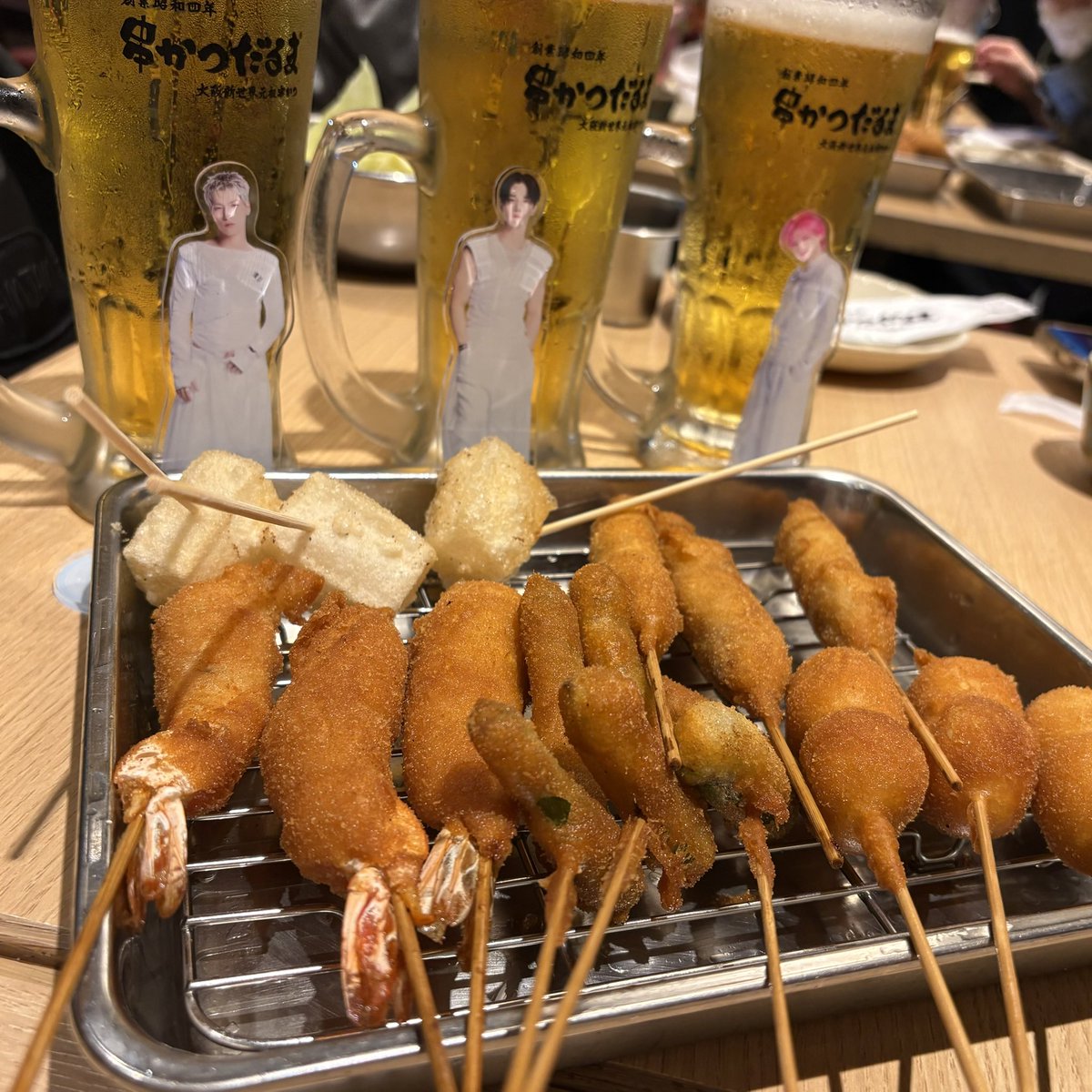 s__k____yy's tweet photo. 京セラドームオーラス！🖤

4月本当に忙しくて、体力的にも無事に行けるか不安だったけど行ってよかった🥹

夜ごはん食べてたらお隣のテーブルのJAMさん🩵💜が銀テくれて...😭

東京も大阪もアリーナに降り立てなかったので、心遣いが本当に嬉しかった🥲✨ https://t.co/Jj2Ev5NB4l