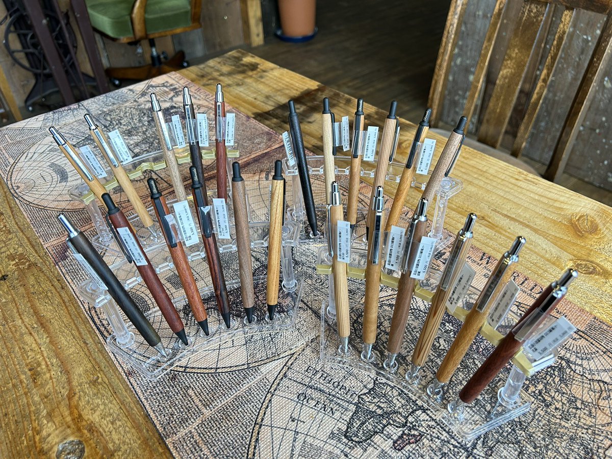 ◆新製品の島田小割製材所の
細軸シャープペンが入荷しました。
丁寧な作りで、仕上げには米100%のオイルを使用して、しっとり感があります。
最大軸約10.5mm 長さ約139mm 重量約17g
◆ボールペンも少量あります
まずは店頭から、
富士山の麓 ペンネジュークへ。