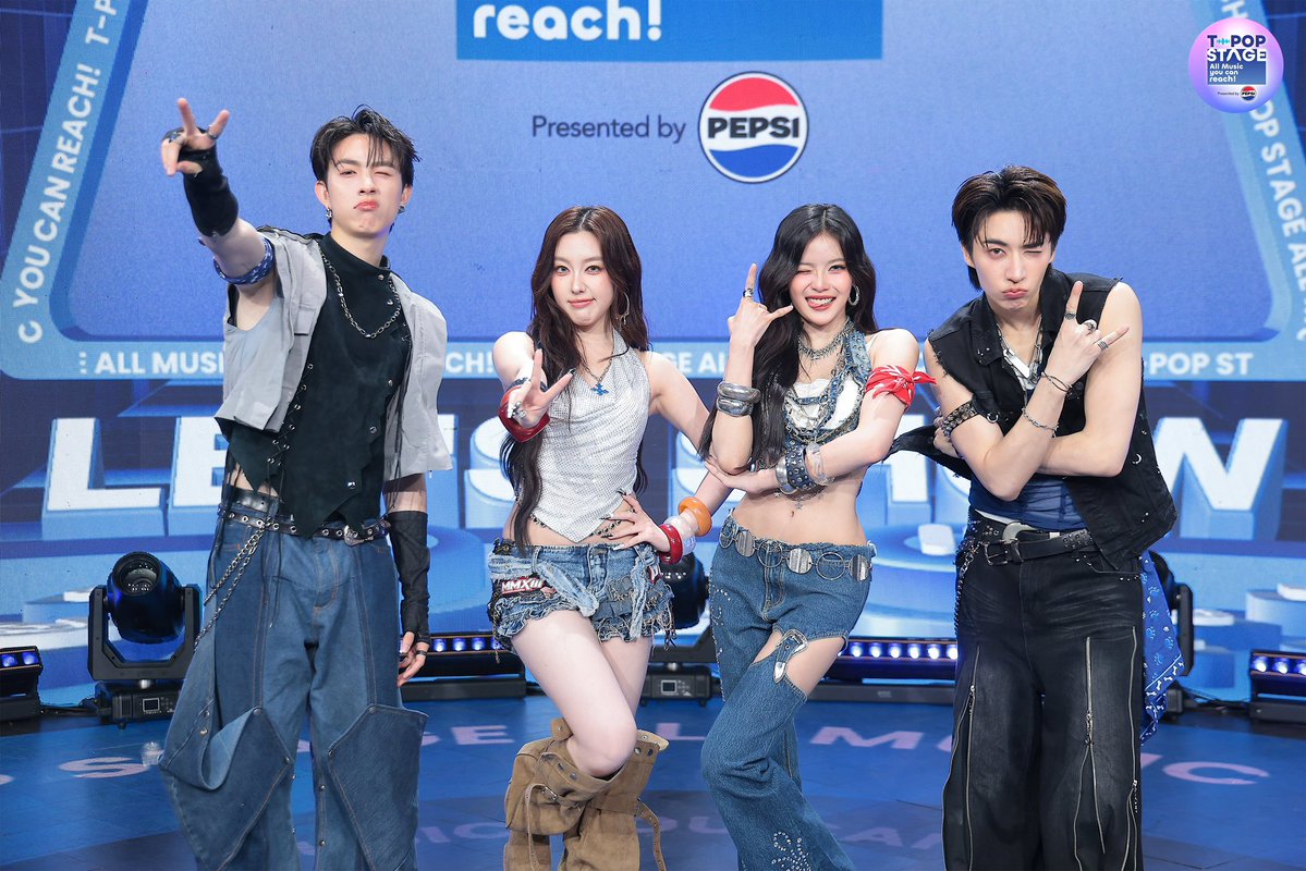 พ้อกสีนี่มันเด็กยักษ์จริงๆ อองรีอยู่ในวงคือตัวจิ๋วเดียว ขนาดยืนริมแล้วก็ยังแอบเร้กกว่าเพื่อนๆ แต่พอไปอยู่กับคนนอกวง ไอ่อองเป็นไททั่นไปเฉย 555555555555555555555555555555