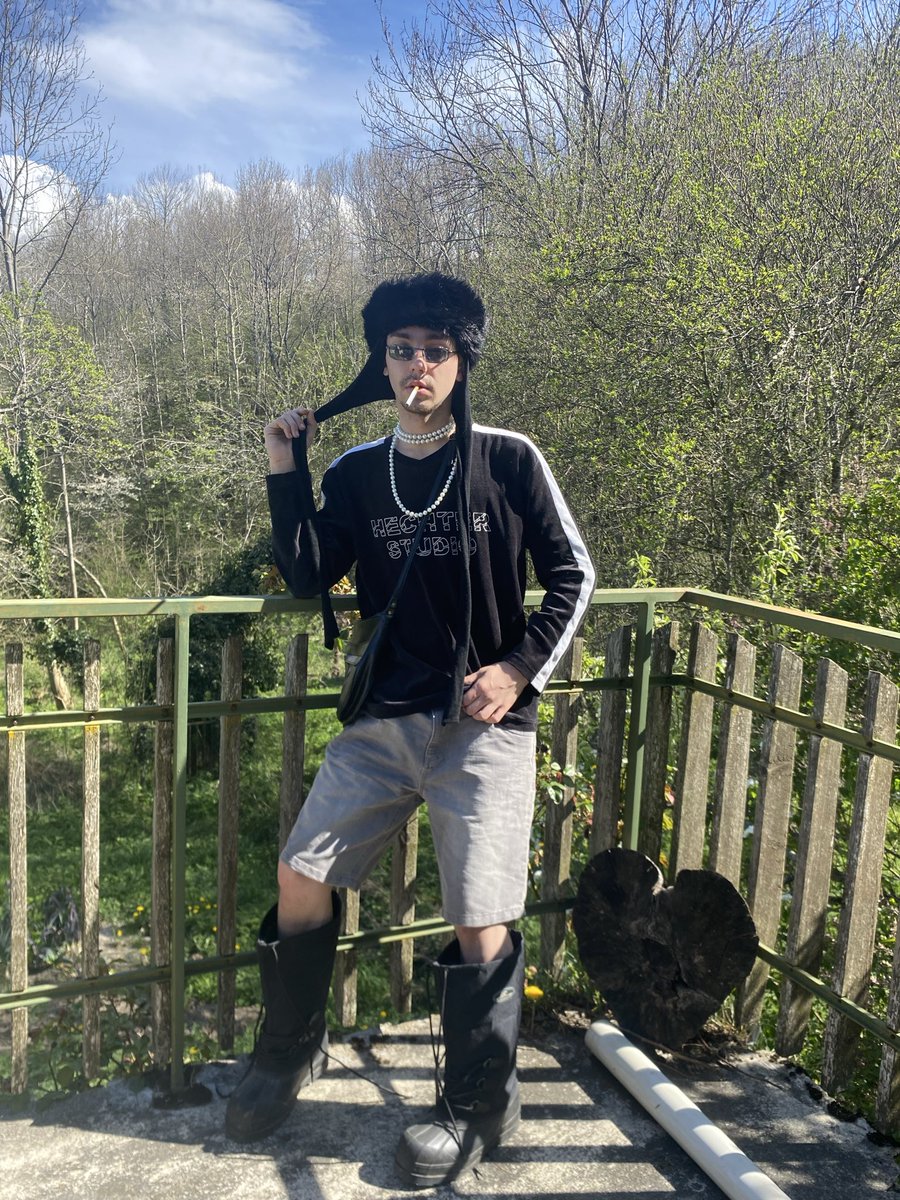 sweetteoo's tweet photo. to say that they are only clothes and accessories that I had for free
 thank u the free store https://t.co/naghBcXqyO
