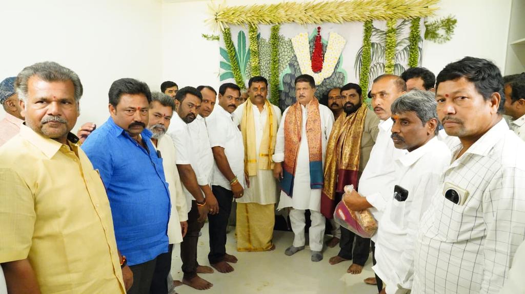 mkrkkpmla's tweet photo. ఎ.వి.బి పురం లో వాసు గృహప్రవేశము మరియు మహాన్ మసాలా కంపెనీ ని  ప్రారంభించిన  @kkpmla https://t.co/z2Id3pNFGu