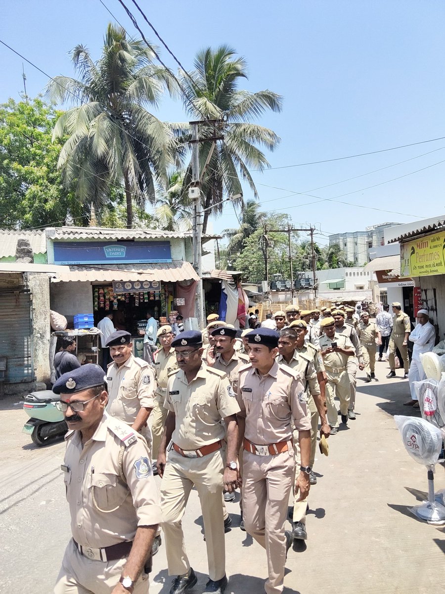 SP_GirSomnath's tweet image. પોલીસ કર્મચારીઓ, એલ આર ડી સભ્યો, સ્થાનિક હોમગાર્ડ સાથે ઇલેક્શનના બંદોબસ્ત સંબંધે અગત્યના સ્થળ ઉપર ફ્લેગ માર્ચનું આયોજન કરતી ગીર સોમનાથ પોલીસ.
@dgpgujarat 
@DIG_JND_Range 
@JEDY_IPS 
#gujaratpolice
#girsomnathpolice