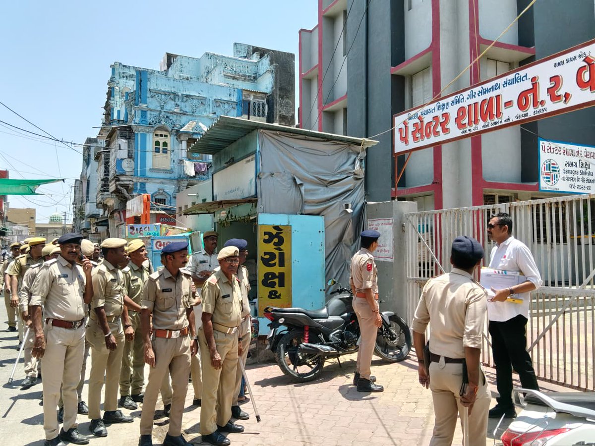 SP_GirSomnath's tweet image. પોલીસ કર્મચારીઓ, એલ આર ડી સભ્યો, સ્થાનિક હોમગાર્ડ સાથે ઇલેક્શનના બંદોબસ્ત સંબંધે અગત્યના સ્થળ ઉપર ફ્લેગ માર્ચનું આયોજન કરતી ગીર સોમનાથ પોલીસ.
@dgpgujarat 
@DIG_JND_Range 
@JEDY_IPS 
#gujaratpolice
#girsomnathpolice