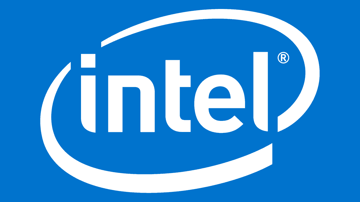 WilliamGKubik's tweet photo. Intel velmi pozitivně překvapil, bohužel jsem ho teď nějakou dobu zcela upozadil. Dneska nebudu psát nic negativního, skoro.

Tržby
Tržby činily 13,6 mld. USD (+6,9 % r/r), nad odhady 12,4 mld. USD. Dařilo se všem segmentům. Spotřebitelský segment, který zahrnuje čipy do osobních počítačů či do telefonů, zaznamenal tržby ve výši 7,7 mld. USD (+1,3 % r/r), nad odhady 7,1 mld. USD. Tržby ze segmentu datových center, který zahrnuje CPU i GPU čipy pro AI servery, činily 5,1 mld. USD (+22 % r/r), nad odhady 4,4 mld. USD. Zde bych zejména poukázal na eventuální CPU shortage, která se bude týkat hlavních jmen (#AMD, #Arm, eventuálně by to mohlo chytnout #Qualcomm). Klíčový tak bude faktor rodiny Inten Xeon CPU.

Intel Foundry
Tržby z divize zakázkové výroby (#Intel Foundry) dosáhly 5,4 mld. USD (+16 % r/r), nad odhady 4,8 mld. USD. Hlavním zdrojem tržeb Intel Foundry jsou však nadále interní objednávky. Zakázková výroba však v poslední době pokročila s externími objednávkami (v 1Q26 pouze 174 mil. USD), což je dáno vylepšením výrobního procesu 18A. Gen. ředitel Lip-Bu Tan uvedl, že společnost pokračuje s vývojem procesu 14A, o který je vysoký zájem. Současně zákaznící projevují výrazný zájem o Intel EMIB, tedy o proces pokročilé pouzdření.

Ziskovost 
Hrubá marže činila 41 % (+1,8 p.b. r/r), nad odhady 34,5 %. Zisk na akcii dosáhl 0,29 USD, nad odhady o 28 centů. 

Výhled
V následujícím kvartále společnost očekává tržby okolo 14,3 mld. USD, což je výrazně nad odhady 13 mld. USD. Zisk na akcii očekává společnost okolo 20 centů, což je také nad očekáváním ve výši 8 centů. Výsledky hodnotíme pozitivně vzhledem k výraznému pokroku v procesu výrobu čipů, zejména pak u procesu 18A. Data naznačují, že by Intel mohl překonat slabší období absence zákazníků, což i odrážejí data o stabilizaci výrobního procesu. Naopak vedení očekává slabší prodeje osobních PC zejména ve 2H26, což povede k poklesu celého trhu v roce 2026 v nižších dvouciferných číslech. Na druhou stranu očekávají silný růst serverových CPU (viz mé komentáře z úvodu týdne k CPU shortage).