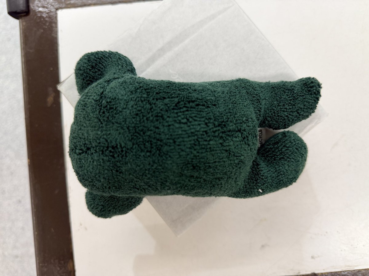 ExNxCx1's tweet photo. 【現在当店在籍のクツシタ人の紹介】
当店での呼び名:カワサキカエレ(ノイズチラーさん命名)
全長:約15cm
体重:80g
色:緑
※全長=頭から足先までの長さです。伸ばした手の長さは含まれておりません。
#クツシタ人 #コンテックス #今治タオル #kontex #ぬいぐるみ #実は靴下でした #ぬい活 #神楽坂 #陶柿園 #サウナ #サウナイキタイ #サウナ女子 #サウナ男子 #サウナグッズが充実している陶器屋さん #食器類が充実しているサウナグッズ屋さん #サウナグッズ #世界で一番クツシタ人を送り出している陶器屋さん