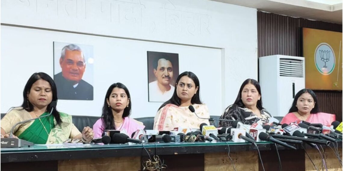 आइए आपको श्रेयशी सिंह और उनके साथी नेताओं के दोगलापन से आपको रूबरू करवाते है

>पटना में एक NEET छात्रा का उसके ही हॉस्टल में रेप और मर्डर होता,
>सारण में एक बच्ची के साथ गैंग रेप होता है उसके बाद बच्ची को कुंए में फेक कर मर दिया जाता है,
>दरभंगा में एक 6 साल के बच्ची का रेप होता