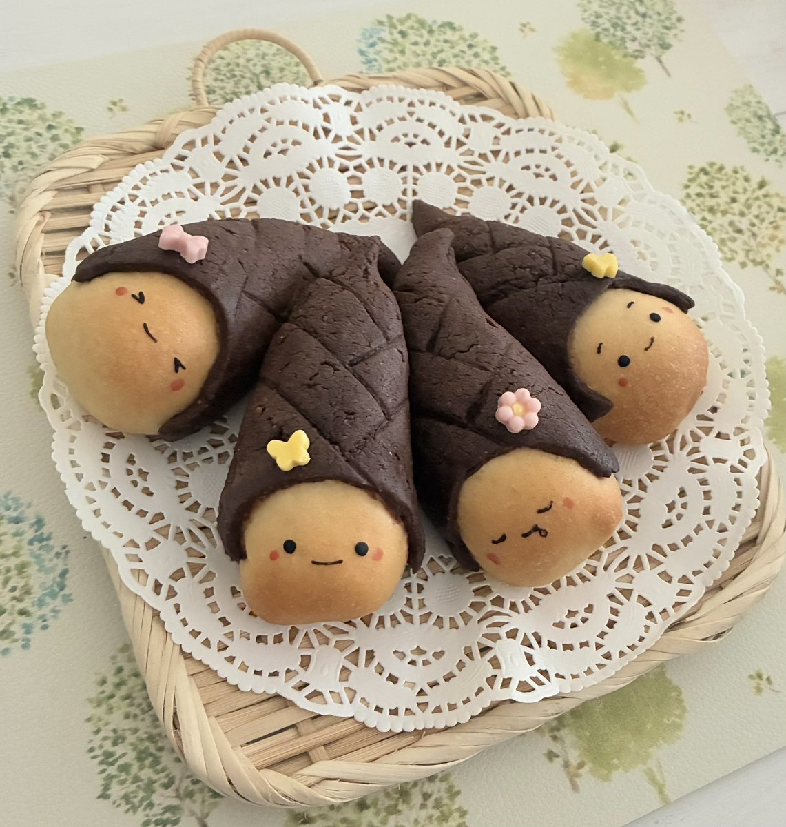 putimimin's tweet photo. 今年も焼いたよ。たけのこメロンパン。寝てる子は口ちょっとはみ出しちゃったからよだれに😪 https://t.co/eeJZK4TezM