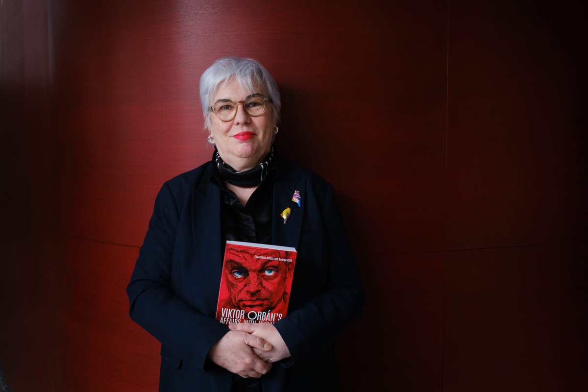 petoandrea's tweet image. @CEUDemInst @weareceu #myiceland @CEEOL 📕📙⤵️ #booklaunch