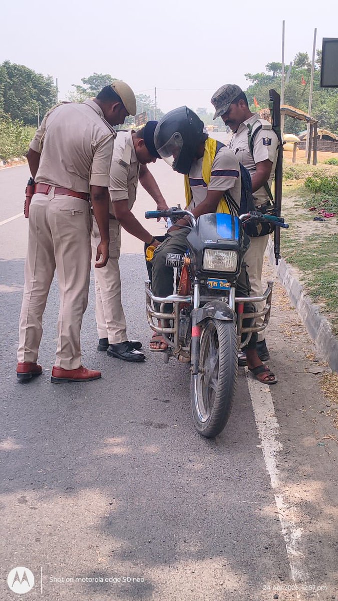 naugachiapolice's tweet image. पुलिस_अधीक्षक_नवगछिया के निर्देशानुसार अपराध की रोकथाम एवं संदिग्धों पर निगरानी हेतु नवगछिया पुलिस द्वारा सभी थाना क्षेत्रों में बैंक एवं वाहन जांच की जा रही है।
@bihar_police @iprdbihar #CrimeControl
#digbhagalpur #CrimePrevention #LawAndOrder