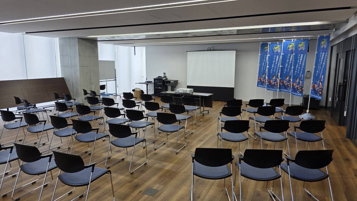 springsofficia1's tweet image. 明日のCHAMPIONSHIP FINAL GAME1のパブリックビューイングは鳥栖市役所　本庁舎1階での開催📣💙
会場ではのぼりやバナーの準備が進んでいます🤝

鳥栖からも横浜に向けて熱い応援をお願いします🔥

#SVリーグ  #バレーボール #佐賀 #九州