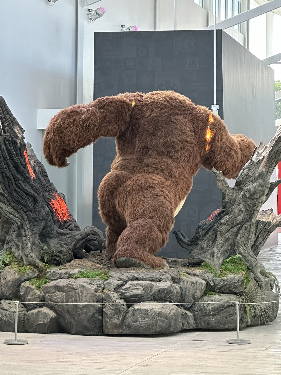 tirameosuu's tweet image. huge throwback to when i got to tour riot games!! such an amazing experience i won’t forget 😭 #pls #hire #me