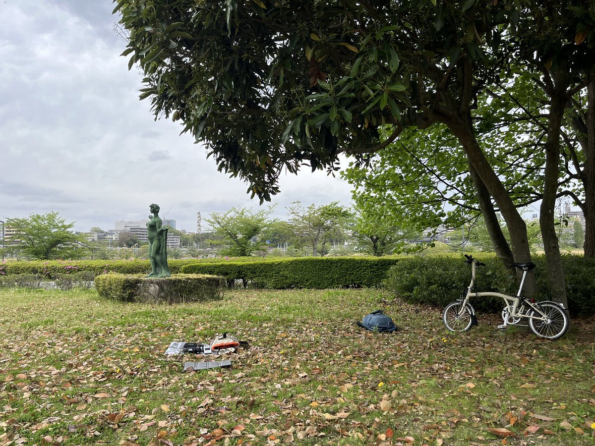 7k1gij's tweet photo. 先日のPOTAはブロンプトンに乗って移動しました。クルマに積んでどこへでも。
機動性抜群！リグはFT818ND。木の枝に引っ掛けたロングワイヤーにATUはZ817。いつものCWで5wでしたが交信有難うございました🙇‍♀️ https://t.co/MJ4oKI3ghl