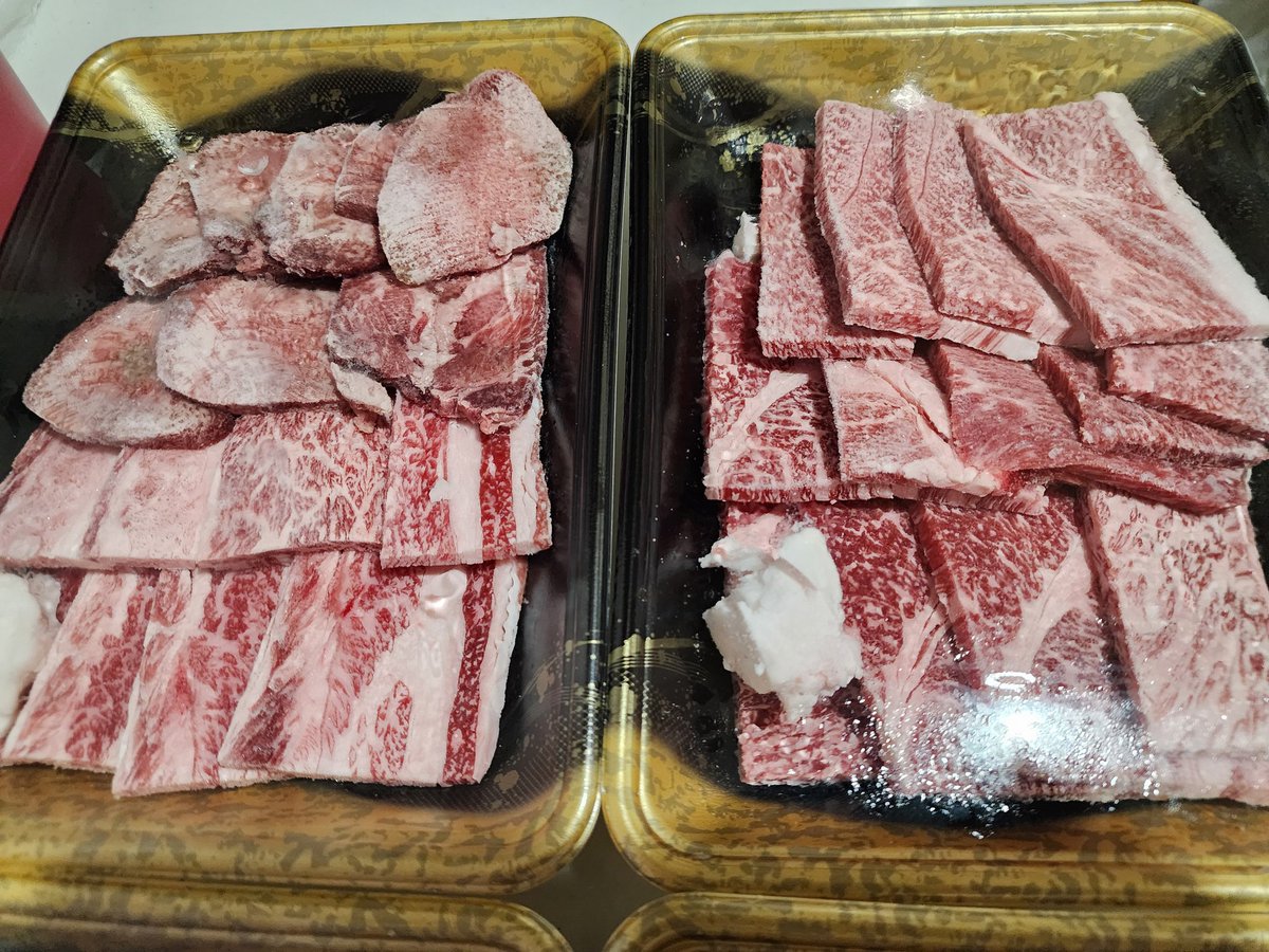 nsduckssora's tweet photo. 忘年会の景品
【牛1頭食べ尽くしセット】

本日受け取りました🐂

宮崎牛のステーキ(リブロース、ランプ)
焼肉(肩ロース、タン、肩、バラ)

院長!!!ありがとうございますっ✨
心していただきます✨😌✨ https://t.co/PxBuesr6Yl