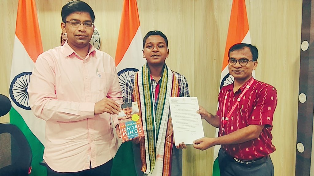 KendriyaO's tweet image. Hon. Collector &amp;amp; District Magistrate, Ganjam and Chairman, PM Shri KV Berhampur, Shri Keerthi Vasan V (IAS), felicitated our CBSE AISSE 2026 school topper, Master Shibasish Behera, for his outstanding achievement of a perfect 500/500 in his five best subjects.
 #ProudMoment
