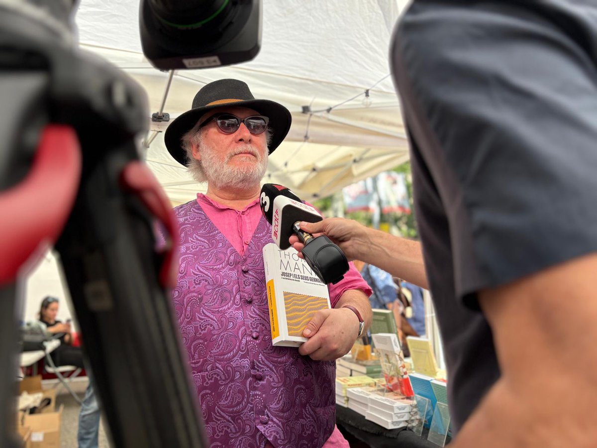 Comanegra's tweet photo. Fa ben bé cinc anys que ens diem el mateix: «Valorem-ho, perquè això no ho superarem». I patapam. Hem tornat a fer el millor Sant Jordi de la nostra història, i ens costa sincerament de creure. Estem superats. Aquí unes reflexions de ressaca: https://t.co/a309uGYUGq