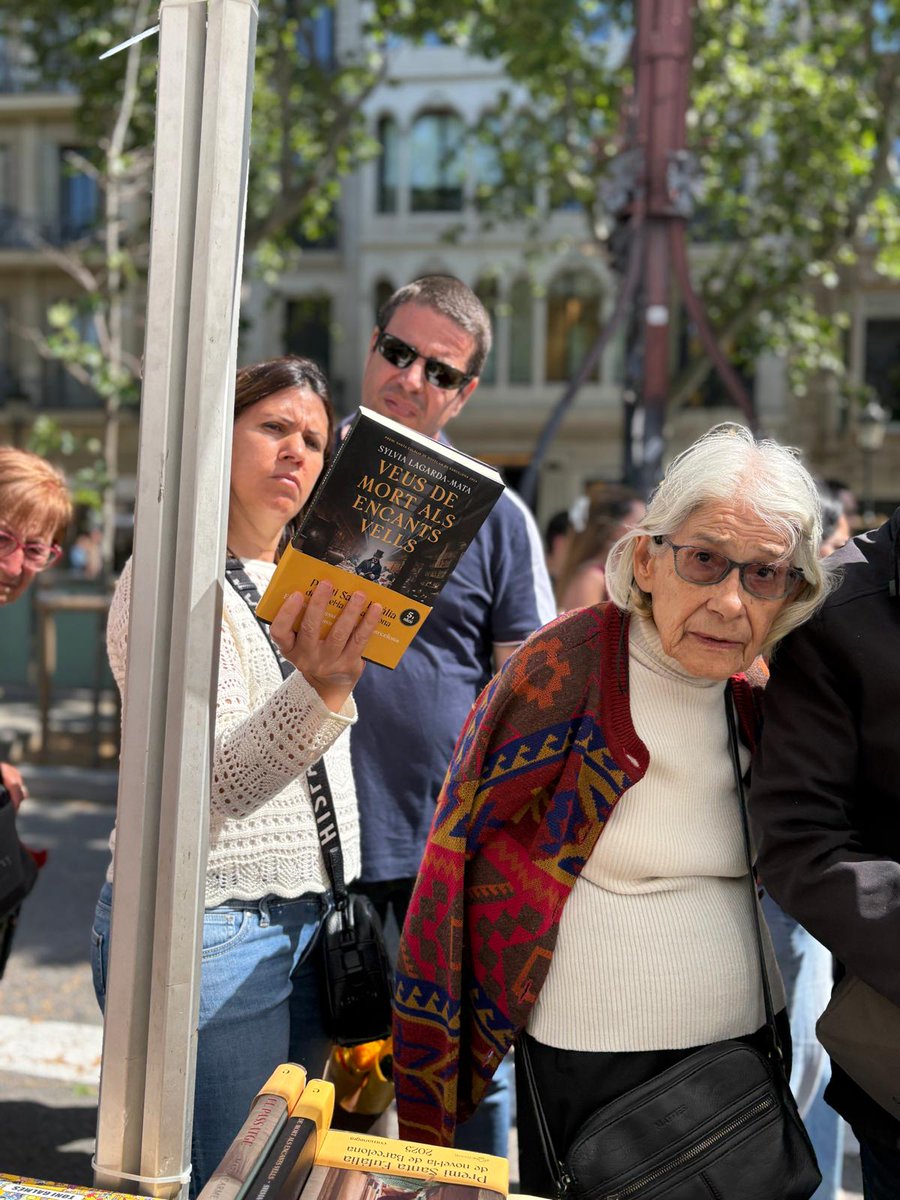 Comanegra's tweet photo. Fa ben bé cinc anys que ens diem el mateix: «Valorem-ho, perquè això no ho superarem». I patapam. Hem tornat a fer el millor Sant Jordi de la nostra història, i ens costa sincerament de creure. Estem superats. Aquí unes reflexions de ressaca: https://t.co/a309uGYUGq