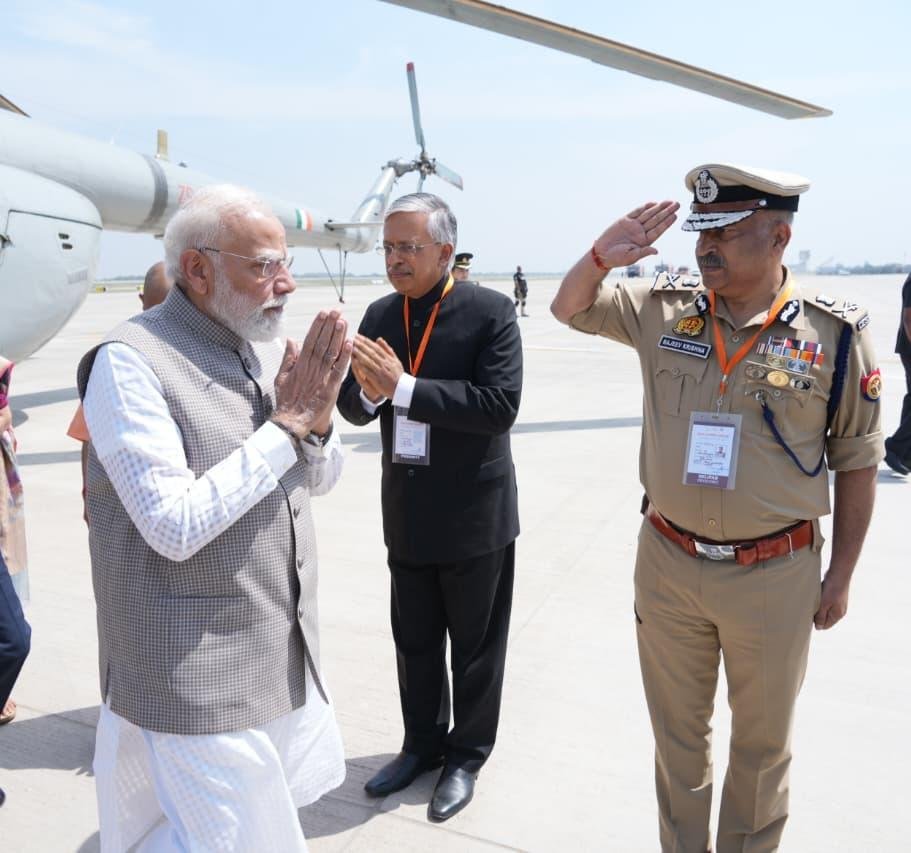 Raghavthakur100's tweet photo. सेवा में,
श्रीमान पुलिस महानिदेशक जी
उत्तर प्रदेश पुलिस,
लखनऊ, उत्तर प्रदेश।

विषय: UPSI भर्ती 2025 (विज्ञापन संख्या-पीआरपीबी-बी (उपनिरीक्षक संवर्ग)-03/2025) में रिक्त पदों की संख्या बढ़ाने, लिखित परीक्षा परिणाम के साथ ही स्कोरकार्ड/अंकपत्र जारी करने और अंतिम चयन परिणाम के बाद खाली पदों के रहने की स्थिति में वेटिंग लिस्ट जारी कर पद भरने के संबंध में।

महोदय,
सविनय निवेदन है कि हम उत्तर प्रदेश के प्रतियोगी छात्र हैं। हम पुलिस विभाग में सब-इंस्पेक्टर (SI) के पदों पर भर्ती के लिए आयोजित UPSI 2025-26 परीक्षा में शामिल हो चुके हैं। जो 14 और 15 मार्च 2025 को संपन्न हो चुकी है। महोदय हम आपके संज्ञान में वर्तमान में जारी भर्ती प्रक्रिया में पदवृद्धि और अन्य खामियों हेतू कुछ महत्वपूर्ण चीजें लाना चाहते है,

1. भारी कंपटीशन: इस वर्ष लगभग 16.5 लाख से अधिक अभ्यर्थियों ने मात्र 4543 पदों के लिए आवेदन किया है, जो बताता है कि कंपटीशन बहुत ज्यादा है।

2. काफी समय से भर्ती न होना: यह भर्ती 05 वर्षों बाद आई है, जिसकी वजह से लाखों फॉर्म भरे गए और लगभग 10 लाख 77 हजार अभ्यर्थियों ने परीक्षा दी है।

3. रिक्त पदों की उपलब्धता: उत्तर प्रदेश पुलिस में अभी भी सब-इंस्पेक्टर के कई पद रिक्त हैं जिन्हें वर्तमान में प्रक्रियाधीन भर्ती में पदवृद्धि कर भरा जा सकता है।

4. पिछली बार UPSI भर्ती 2020-21 में कुल पदों की संख्या 9534 थी लेकिन इस बार लगभग 05 वर्षों के बाद 2025-26 भर्ती में 4543 पदों के लिए भर्ती हो रही है किन्तु पदों की संख्या पिछली बार से आधी से भी कम है। जो भारी कंपटीशन होने के कारण बहुत ही कम है। यदि वर्तमान परीक्षा में पदों की संख्या बढ़ाई जाती है, तो यह योग्य युवाओं के लिए एक बड़ा अवसर होगा।

5. पुलिस भर्ती बोर्ड की पूर्व परीक्षाओं में देखा गया है कि केवल सफल उम्मीदवारों की सूची जारी की जाती है, जिससे बहुत से अभ्यर्थी यह जानने से वंचित रह जाते हैं कि वे कितने अंकों से अनुत्तीर्ण हुए हैं। अतः आपसे करबद्ध प्रार्थना है कि UPSI भर्ती 2025 का लिखित परीक्षा परिणाम घोषित करते समय DV/PST रिजल्ट के दौरान ही सभी अभ्यर्थियों (सफल और असफल) का स्कोरकार्ड आधिकारिक वेबसाइट पर उपलब्ध कराया जाए। परिणाम के साथ ही नॉर्मलाइज्ड अंक (Normalized Marks) और विषयवार अंक (Sectional Marks) भी प्रदर्शित किए जाएं। इससे भर्ती प्रक्रिया में पारदर्शिता आएगी और छात्रों का बोर्ड पर विश्वास और अधिक सुदृढ़ होगा। 

6. श्रीमान अंतिम चयन परिणाम के बाद मेडिकल प्रक्रिया के बाद और कुछ चयनित उम्मीदवारों द्वारा जोइनिंग न लेने के कारण कुछ सीटें खाली रह जाती है। जिन्हें उसी भर्ती के अन्य अभ्यर्थियों में से वेटिंग लिस्ट जारी कर भरा जाना चाहिए जिससे कोई सीट खाली न जाए और कुछ अन्य अभ्यर्थियों को मौका मिल जाएं।

अतः आदरणीय पुलिस महानिदेशक महोदय उत्तर प्रदेश पुलिस आपसे हम सभी UPSI भर्ती 2025-26 के परीक्षार्थियों का विनम्र निवेदन है कि उत्तर प्रदेश में कानून व्यवस्था को और मजबूत करने तथा युवा बेरोजगारों को रोजगार देने के उद्देश्य से, UPSI भर्ती 2025- 26 की जारी भर्ती प्रक्रिया में पदों की संख्या 4543 से बढ़ाकर उसे कम से कम 6500-7000 करवाने, लिखित परीक्षा के स्कोरकार्ड दिखाएं जाने और अंतिम चयन परिणाम के बाद खाली पदों को वेटिंग लिस्ट से भरवाए जाने की कृपा करें। हम आपके सदा आभारी रहेंगे।

#UPSI भर्ती 2025-26 के परीक्षार्थियों की उत्तर प्रदेश सरकार से मुख्य 03 मांगे~

01. वर्तमान में प्रक्रियाधीन #UPSI भर्ती में कम से कम 02 हजार पदों की वृद्धि हो।
02. रिज़ल्ट के साथ व्यक्तिगत और सार्वजनिक रूप से स्कोरकार्ड तथा रैंक सूची दिखाई जाए।
03.अंतिम चयन परिणाम के बाद खाली पदों को भरने के लिए वेटिंग लिस्ट जारी हो।

निवेदक~ लाखों #UPSI परीक्षार्थी..🙏🚩

#UPSI_INCREASE_2000_POST
#UPSI_GIVE_SCORECARD
#UPSI_GIVE_WAITING_LIST 
@Rajeevkrishna69 @dgpup
