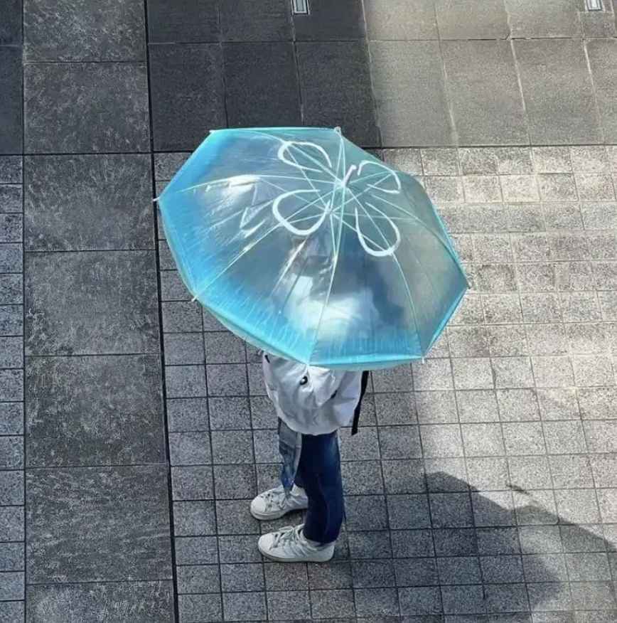 Rincevent_'s tweet image. 🪼☂️ Un parapluie méduse, ou comment transformer une averse banale en apparition marine assez improbable.

Transparent, bleuté, bordé de franges comme des tentacules, même la pluie mérite parfois un peu de poésie marine.

#Parapluie #Meduse #JellyfishUmbrella #Design #2tout2rien