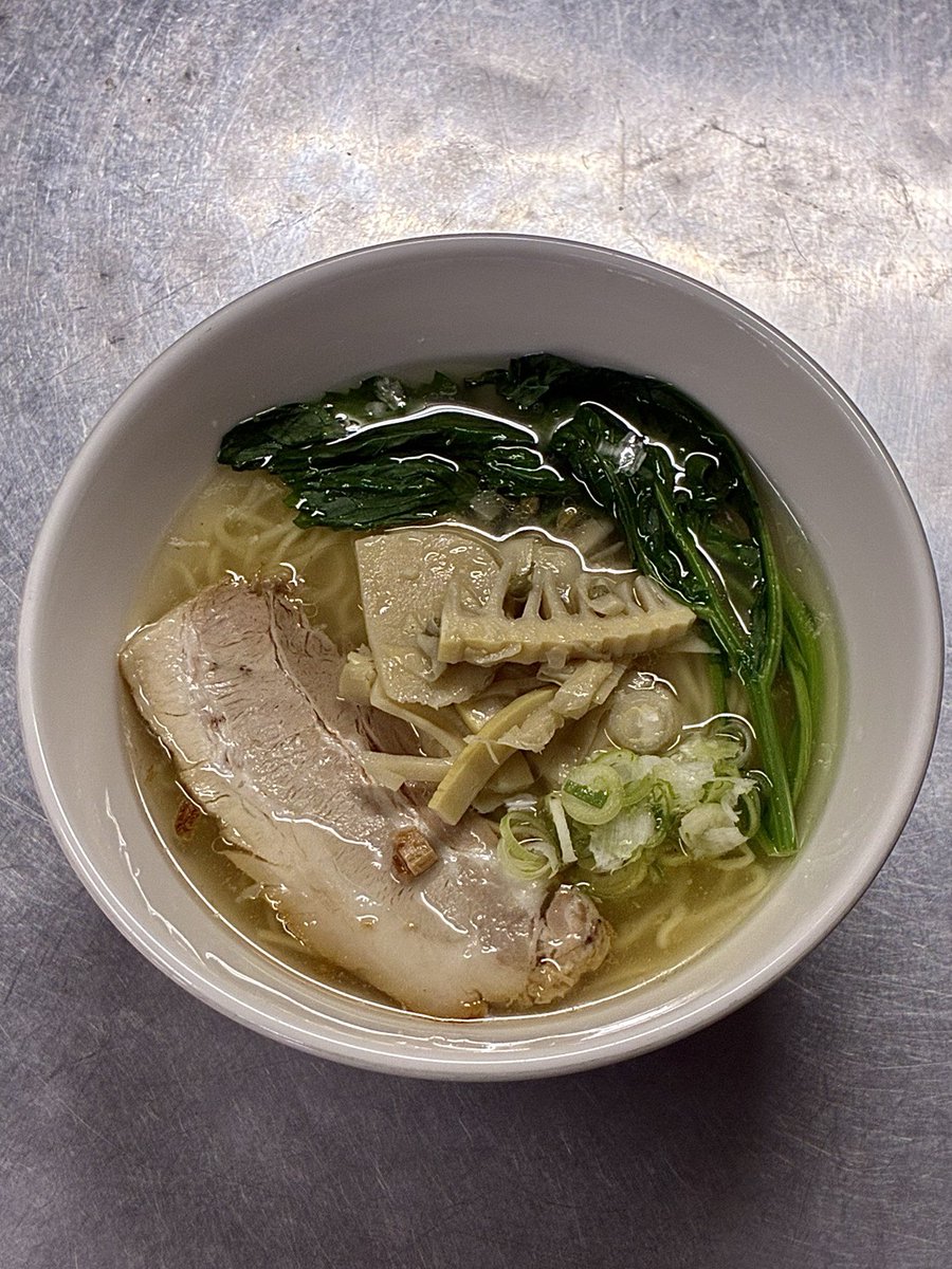 ryumenmarushige's tweet photo. 4/25より限定50食程

【朝採れ筍とかき菜の塩そば】¥950

朝採れの柔らかいたけのこをアーリオオーリオ、アンチョビで味付けしました。
更にニンニクの香味油で香ばしさをプラスしました。

かき菜のシャキシャキ感も良い感じです。

お待ちしております。

柳麺 まる重 https://t.co/055LLSX1NN