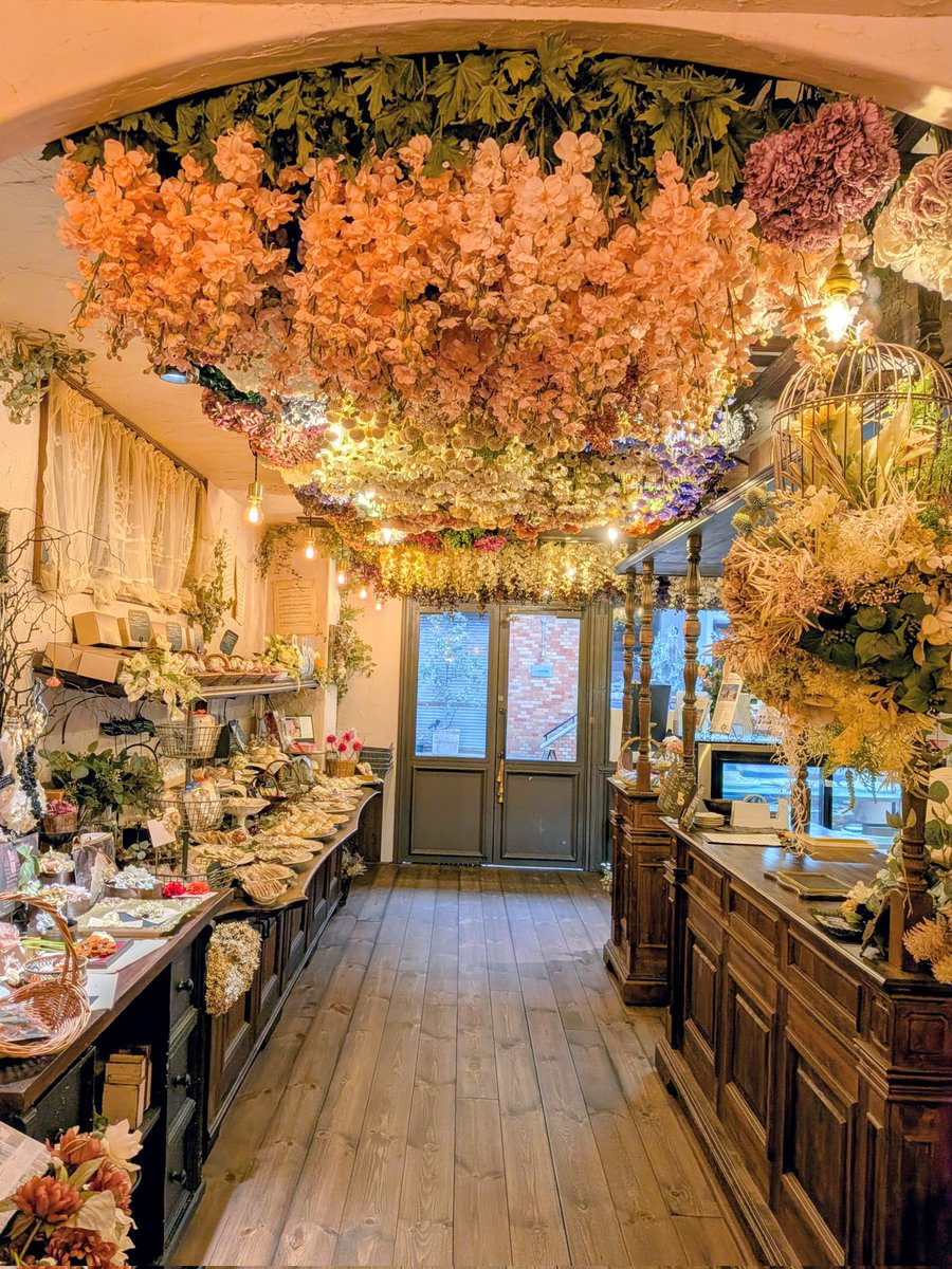 文化博物館近くに可愛いカフェ発見🥰
Royal 1382.

天井に吊るされたドライフラワーにアンティークな家具とピアノのBGMが素敵🫶
あんバタースコーンめっちゃ美味しかった✨️
夜21時まで営業してるのも嬉しい🥰

#京都カフェ