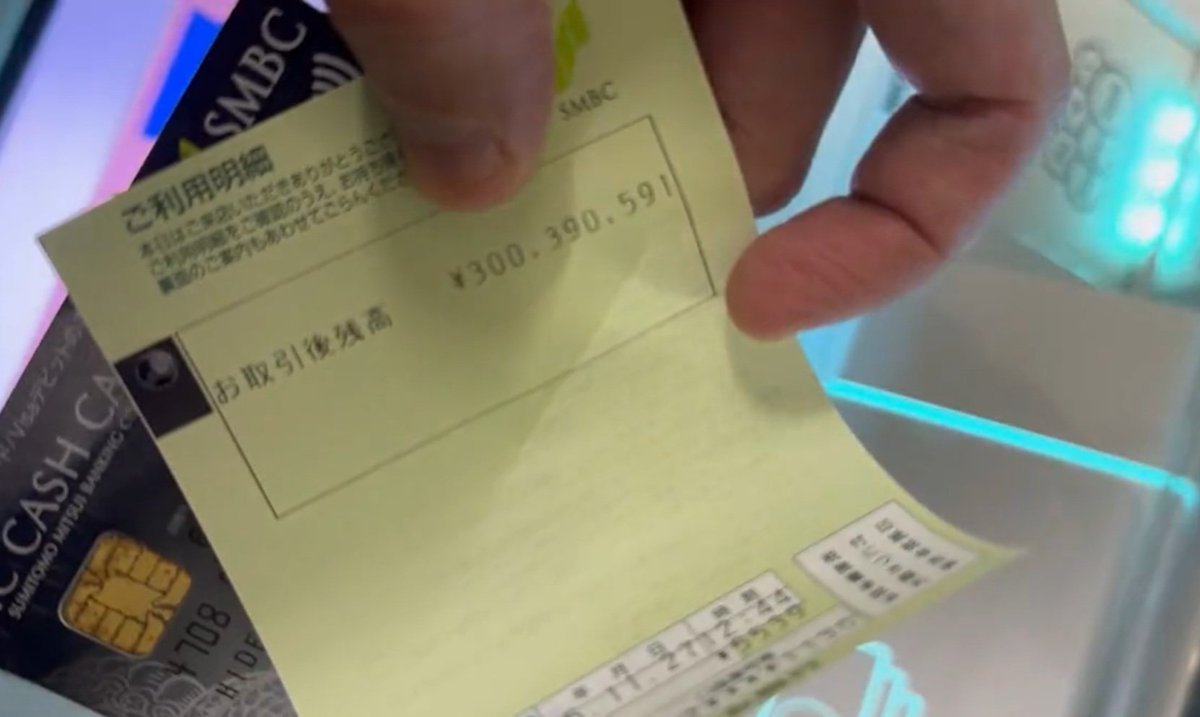 tkzwgrs's tweet photo. 「ATMの残高額を画像加工で盛りまくって3億円持っているフリをしている悲しい人が見つかった件をまとめろ」とのDMを頂いていますが、実際は画像加工ではなく、本当に3億円を所持されているため取り上げません https://t.co/vCHspTQ8zu