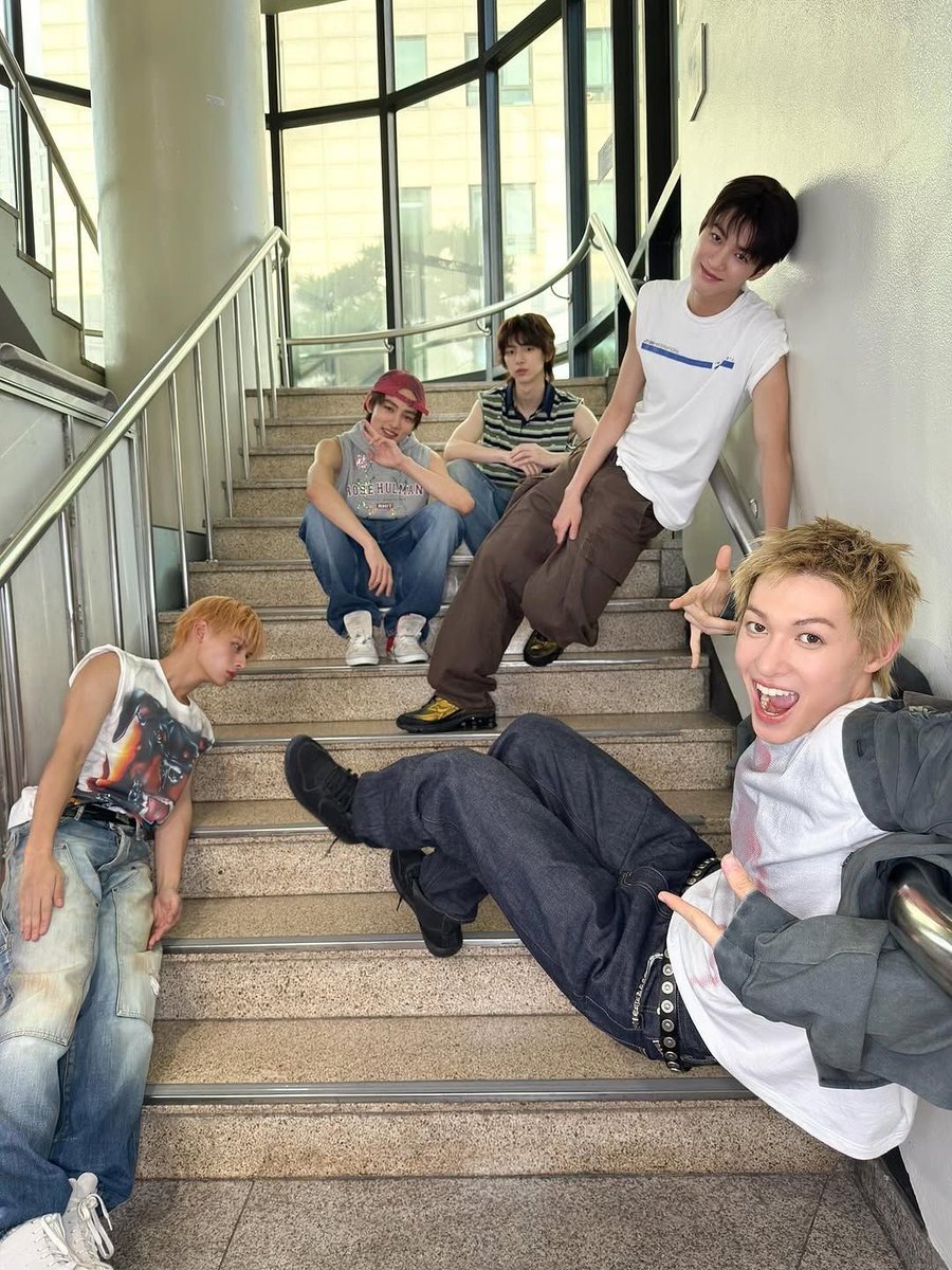 ella ❋ tweet media