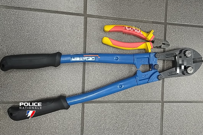 PoliceNat44's tweet image. #ContreLesVols | Hier, nos policiers sont intervenus pour un individu qui dérobait des trottinettes électriques en dégradant le local à vélos du CHU de #Nantes . Le signalement précis de ce dernier a permis son interpellation en possession de pinces coupantes.