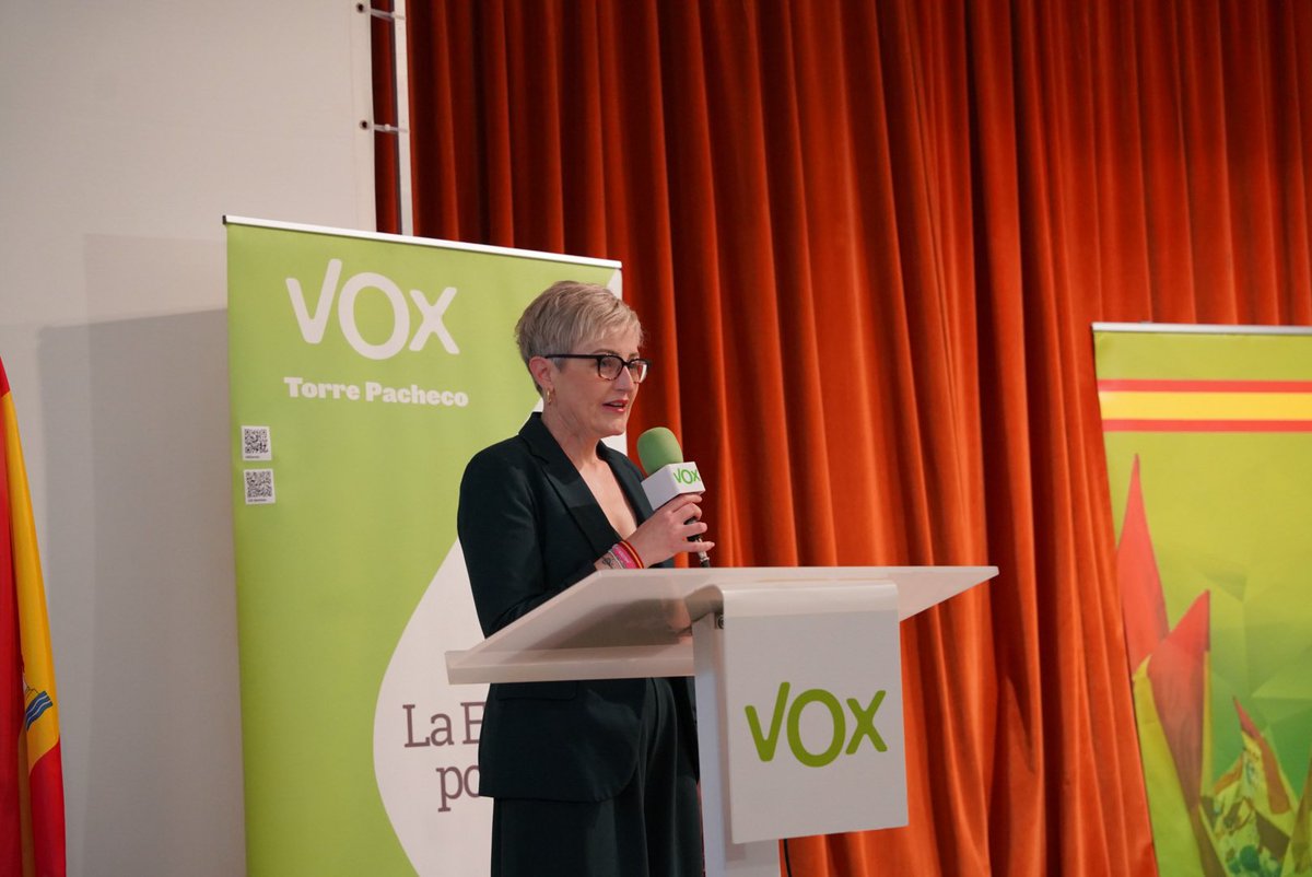 Vox__tp's tweet photo. Encuentro de afiliados , vecinos y simpatizantes en Torre Pacheco.

Nuestra concejal Merche Meroño intervino mostrando el apoyo a todos los vecinos , ella sigue aquí , ella no se vende , ella va a luchar por su pueblo junto con sus compañeros.

También tuvimos el placer de presentar al nuevo presidente y a su comité ejecutivo provincial.

José Manuel Pancorbo, estamos contigo, en tu equipo siempre.

Hoy Vox está más fuerte que nunca💚🇪🇸
@MeronoMercedes 

#primerolosdecasa #prioridadnacional