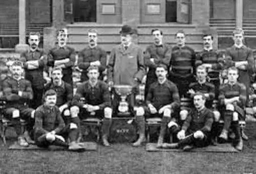 rugbyconh's tweet image. Estos son los jugadores del Birmingham de los Peaky Blinders. Esta foto muestra la alineación del Birmingham Moseley Rugby Club en los años 20 de oasado siglo #Rugby #PeakyBlinders #H #Moseley #RugbyConH