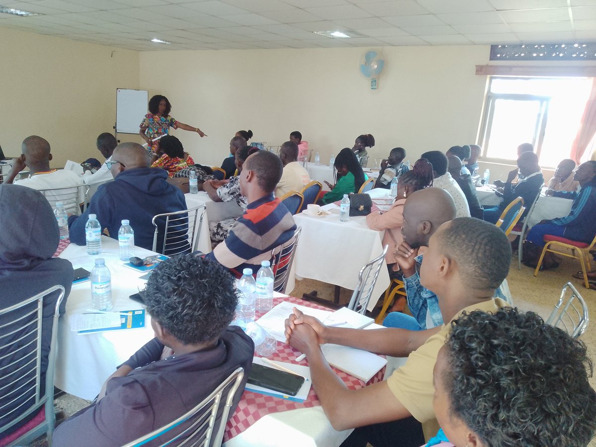 Rdpuganda24's tweet photo. @Rdpuganda24 in partnership with @cipesaug training worker's ambassadors to monitor, document and report workers issues in their districts. Our facilitator @PrincessAuma engaged them on their digital rights in the business context
@EnabelinUganda @BbiiraN
#BeeraSharp https://t.co/mRoKc0QwOG