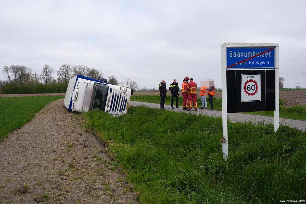 Vrachtwagen gekanteld bij Saaxumhuizen