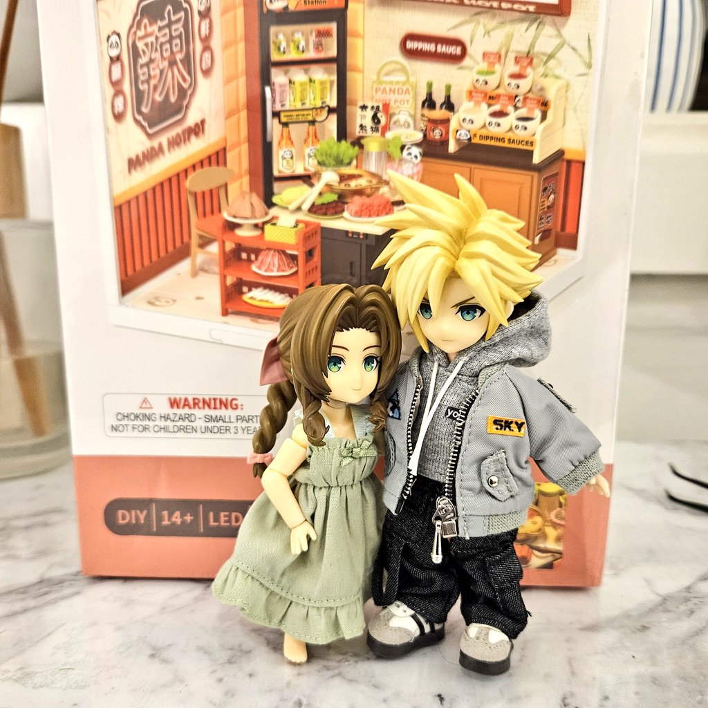 I have 2 projects atm. I am printing a car for Aerith and I'm attempting to make a village for my FF7 dolls, starting with assembling some shops. Wish me luck! 

We're about to assemble a hotpot restaurant. 🧵