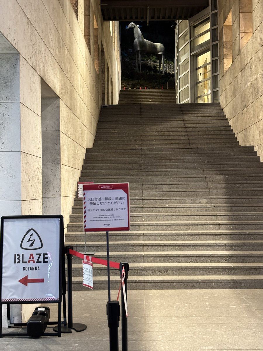 js1b6121's tweet photo. JOINUS2明日なのでなんか出てるかなーと思ってきてみたけど、なんもねーや。
東京デザインセンターの真下なのね。
駅から徒歩3分くらい。
#SURFACE
#JOINUS2
#五反田BLAZE
#椎名慶治
#永谷喬夫
#まずはお前の膝をぶっ壊す https://t.co/lnDHZjaFCI