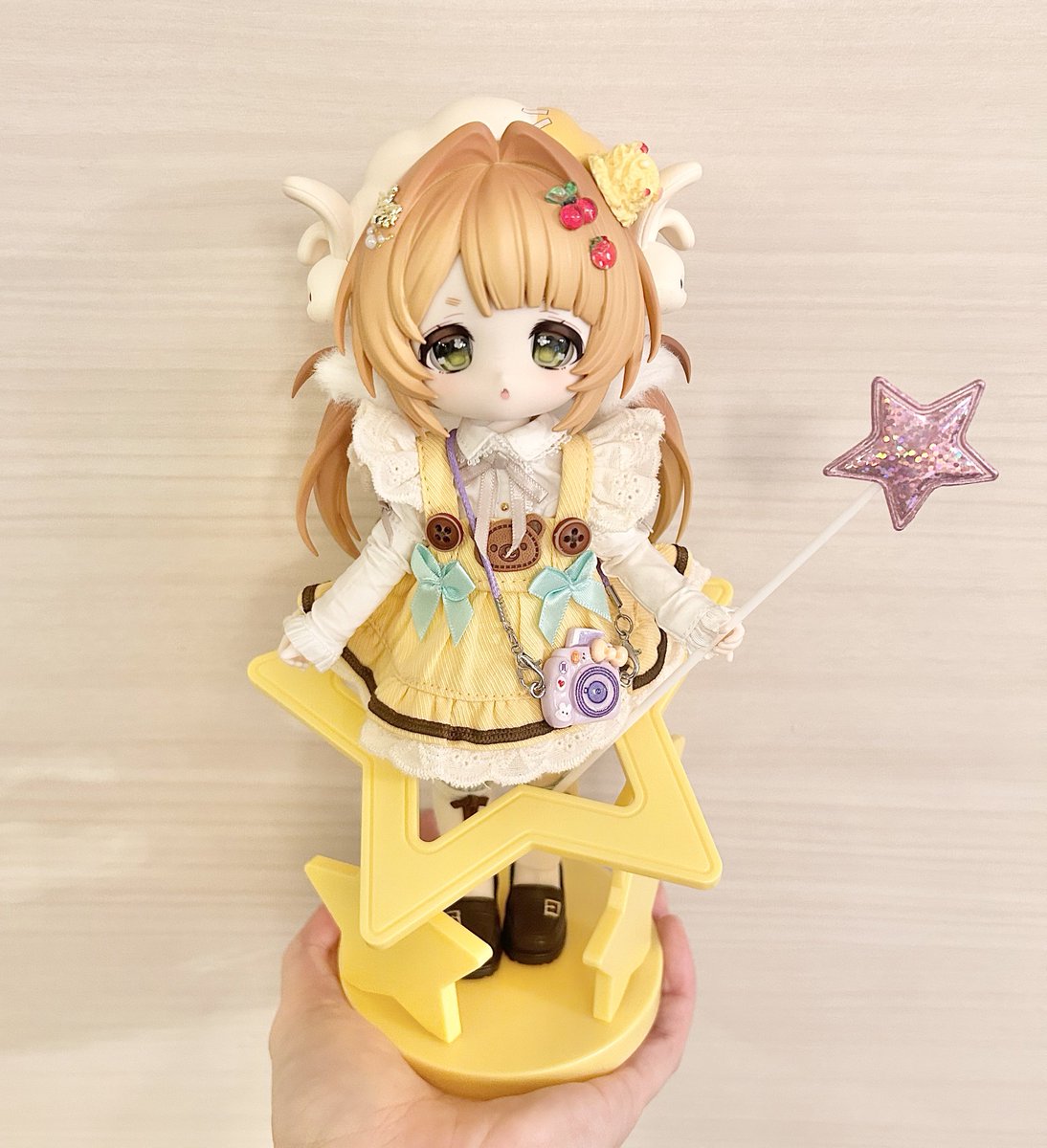 ボニバニ6ちゃん　お洋服レポ
10cmぬい服④
色々割引きしたら送料込み80円で買えた
何事？

アリエクやタオバオで売ってるぬい服買ってみました
可愛い黄色ワンピース
ちょっと大きいけど着るのに全く問題なしで色も可愛い🐻
インナーはオビツ24用ブラウス(ちょっと大きい)

 #ボニーバニー