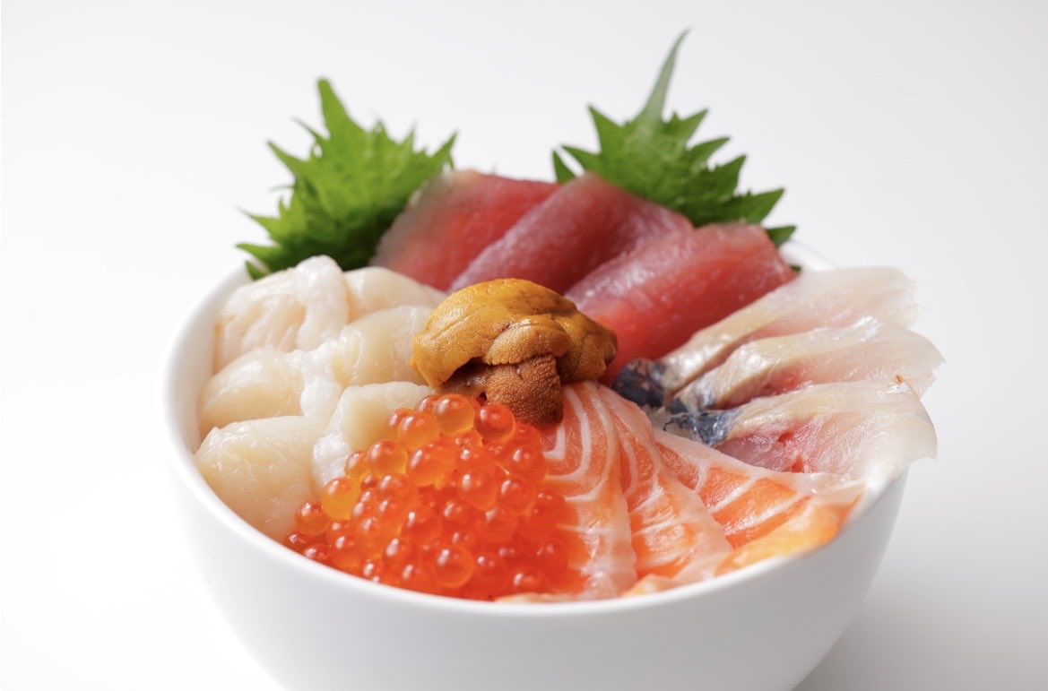 reikun_inc's tweet photo. 【とかち海鮮食堂】

市場直送の新鮮な海の幸を、
一番美味しいかたちで。

そして──
土日祝日限定で
「冷燻海鮮丼」もご用意しています。

生の魚をやさしく冷燻し、
旨みを引き出した特別な一杯。
醤油はもちろん、燻り醤油で。

ここでしか味わえない一皿を、ぜひ。 https://t.co/PSePVEBX21