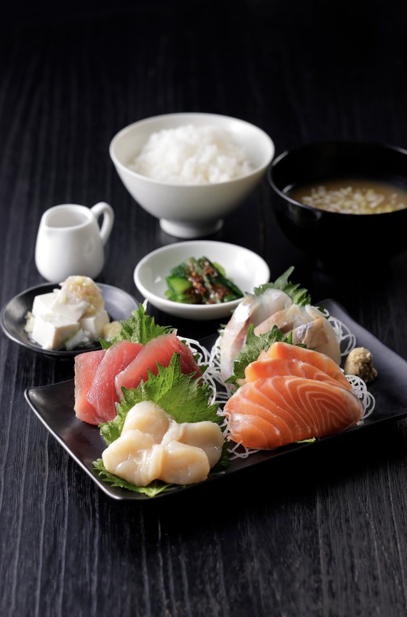 reikun_inc's tweet photo. 【とかち海鮮食堂】

市場直送の新鮮な海の幸を、
一番美味しいかたちで。

そして──
土日祝日限定で
「冷燻海鮮丼」もご用意しています。

生の魚をやさしく冷燻し、
旨みを引き出した特別な一杯。
醤油はもちろん、燻り醤油で。

ここでしか味わえない一皿を、ぜひ。 https://t.co/PSePVEBX21